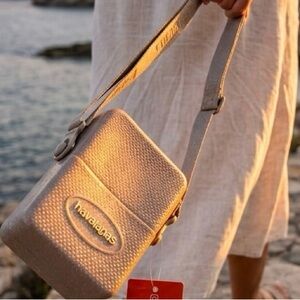 NWT HAVAIANAS GLITTER GOLD CROSS BODY BAG WATER/SAND RESISTANT QUIET LUXURY